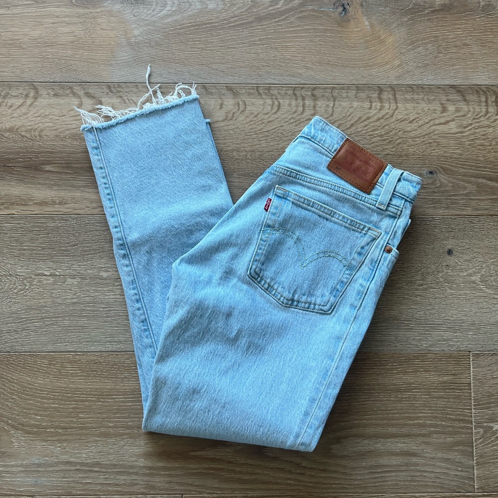 501 light wash Levi’s straight leg